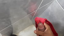 Похотливая бабуля с аленькой киской цепляет на половые губы прищепки
